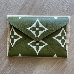 Louis Vuitton Pochette Kirigami
Monogram Giant Khaki Green/Beige